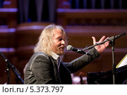 Композитор исполнитель Маркос Валле в гала-концерте Viva Bossa Nova в Большом концертном зале консерватории, Москва (2013 год). Редакционное фото, фотограф Николай Винокуров / Фотобанк Лори