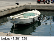 Старая лодка в морском порту. Город Родос, остров Родос, Греция (2010 год). Редакционное фото, фотограф Ирина Иванова / Фотобанк Лори