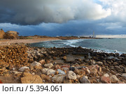 Руины античной гавани и морское побережье, Кесария Маритима, Израиль (2013 год). Стоковое фото, фотограф Ростислав Агеев / Фотобанк Лори