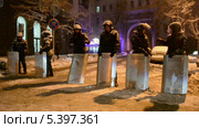 Кордон из полиции во время митинга в Киеве на Крещатике ("Евромайдан") в связи с решением Украины о приостановке ассоциации с Евросоюзом (09.12.13) (2013 год). Редакционное видео, видеограф FMRU / Фотобанк Лори