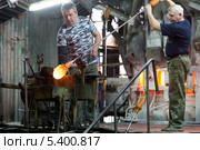 Дятьковский хрустальный завод. Стеклодувы за работой (2013 год). Редакционное фото, фотограф Сергей Лаврентьев / Фотобанк Лори
