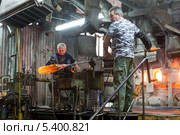 Дятьковский хрустальный завод. Стеклодувы за работой (2013 год). Редакционное фото, фотограф Сергей Лаврентьев / Фотобанк Лори