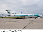 Ту-154М (бортовой RA-85654) авиакомпании "Алроса" на стоянке в Домодедове (2013 год). Редакционное фото, фотограф Alexei Tavix / Фотобанк Лори