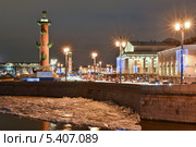 Здание Биржи и ростральная колонна в Петербурге. Вечерний город (2013 год). Редакционное фото, фотограф Александр Алексеев / Фотобанк Лори