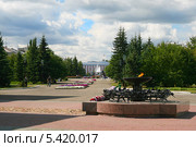Вечный огонь воинам-интернационалистам и вид на городской сквер и администрацию Алтайского края. Барнаул (2011 год). Редакционное фото, фотограф Alexey D. / Фотобанк Лори