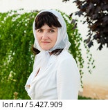Симпатичная женщина средних лет в косынке на прогулке. Стоковое фото, фотограф Игорь Низов / Фотобанк Лори