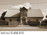 Дом священника, деревня Волпа, Волковысский район, Гродненская область, Беларусь (2013 год). Редакционное фото, фотограф Марина Шатерова / Фотобанк Лори