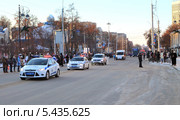 Кавалькада автомобилей ДПС перед эстафетой олимпийского огня. Тюмень (2013 год). Редакционное фото, фотограф Анатолий Матвейчук / Фотобанк Лори