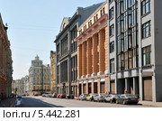 Москва, улица Ильинка. Вид на поликлинику Минфина РФ и Международный коммерческий арбитражный суд при ТПП РФ (2012 год). Редакционное фото, фотограф Alexei Tavix / Фотобанк Лори