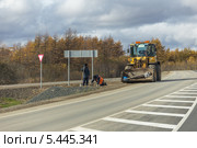 Ремонт указателя на автомобильной дороге Ноглики-Оха (2013 год). Редакционное фото, фотограф Алексей Шматков / Фотобанк Лори