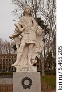 Статуя Альфонсо III Великого (1015–1065), короля Леона, Галисии и Астурии. Восточная площадь (Plaza de Oriente), Мадрид, Испания (2013 год). Стоковое фото, фотограф Иван Марчук / Фотобанк Лори