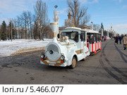 Экскурсионный паровозик на территории ВВЦ (ВДНХ) в Москве (2011 год). Редакционное фото, фотограф lana1501 / Фотобанк Лори