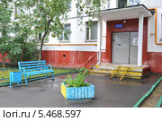 Скамейка и цветник у входа в подъезд, Москва (2013 год). Стоковое фото, фотограф Владимир Горощенко / Фотобанк Лори