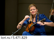 Лауреат Первой премии в номинации "Домра" Екатерина Молчанова выступает на гала-концерте Первого Всероссийского музыкального конкурса в Концертном зале им. П.И. Чайковского, Москва (2014 год). Редакционное фото, фотограф Николай Винокуров / Фотобанк Лори