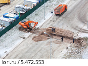 Засыпка траншеи на дороге после прокладки коммуникаций (2014 год). Редакционное фото, фотограф Кекяляйнен Андрей / Фотобанк Лори