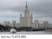 Москва, высотный дом на Котельнической набережной в пасмурную, дождливую погоду (2014 год). Стоковое фото, фотограф Овчинникова Ирина / Фотобанк Лори