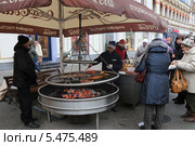 Рождественская ярмарка «Обжорный ряд» на Кузнецком мосту, Москва (2014 год). Редакционное фото, фотограф Алексей Гусев / Фотобанк Лори
