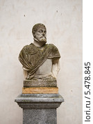 Бюст Филиппа II (1527-1598), короля Испании и Португалии. Замок Алькасар, Сеговия, Испания (2014 год). Редакционное фото, фотограф Иван Марчук / Фотобанк Лори