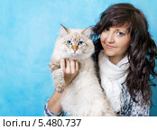 Молодая женщина с сибирской кошкой. Стоковое фото, фотограф ElenArt / Фотобанк Лори