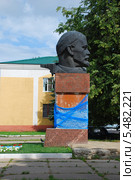 Памятник В. И. Ленину в городе Киржаче Владимирской области (2009 год). Редакционное фото, фотограф lana1501 / Фотобанк Лори