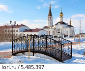 Декоративный мост на фоне Свято-Никольского православного храма, Губкинский, ЯНАО (2013 год). Стоковое фото, фотограф Артём Крылов / Фотобанк Лори