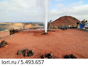 Туристы смотрят на пар гейзера Тиманфайя (2008 год). Редакционное фото, фотограф Знаменский Олег / Фотобанк Лори