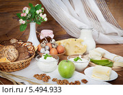 Натюрморт из молочных продуктов с хлебом, медом и орехами. Стоковое фото, фотограф Алексей Кузнецов / Фотобанк Лори