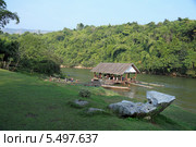 Причал и лодки с туристами на реке Квай (River Kwai). Королевство Таиланд (2013 год). Редакционное фото, фотограф Григорий Писоцкий / Фотобанк Лори
