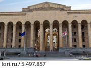 Здание парламента Грузии в центре Тбилиси (2013 год). Стоковое фото, фотограф Евгений Ткачёв / Фотобанк Лори