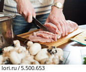 Нарезание сырого мяса. Стоковое фото, фотограф Яков Филимонов / Фотобанк Лори