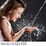 Струя воды, льющаяся в детские ладоши. Стоковое фото, фотограф Гладских Татьяна / Фотобанк Лори