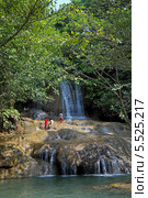Туристы на фоне водопада Сайок Ной (Sai Yok Waterfall). Национальный парк Сай Йок, Канчанабури, Королевство Таиланд (2013 год). Стоковое фото, фотограф Григорий Писоцкий / Фотобанк Лори