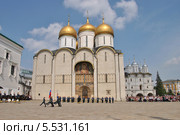 Развод конных и пеших караулов на Соборной площади Кремля солнечным ясным днем (2013 год). Редакционное фото, фотограф lana1501 / Фотобанк Лори