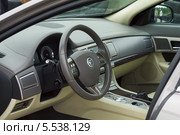 В салоне автомобиля Jaguar XF (2011 год). Редакционное фото, фотограф Сергей Неудахин / Фотобанк Лори