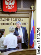 Глава Росстата Александр Суринов и журналисты на Конференции национальной переписи населения: опыт и перспективы в федеральной государственной статистики службы России, (2012 год). Редакционное фото, фотограф Losevsky Pavel / Фотобанк Лори