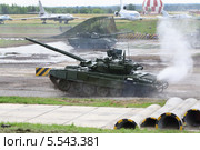 Танк Т-90 на втором Международном форуму инженерных технологий 2012, 25 июня 2012 года в Жуковском недалеко от Москвы, Россия. Редакционное фото, фотограф Losevsky Pavel / Фотобанк Лори