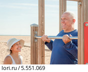 Пожилая пара занимается спортом на пляже. Стоковое фото, фотограф Яков Филимонов / Фотобанк Лори