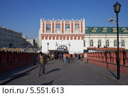 Москва, туристы на Троицком мосту и Кутафья башня Московского Кремля (2012 год). Редакционное фото, фотограф Яна Королёва / Фотобанк Лори