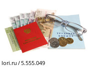 Пенсионное удостоверение, снилс, трудовая книжка, российские деньги и очки на белом фоне. Стоковое фото, фотограф Алексей Карпов / Фотобанк Лори