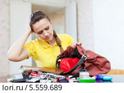 Девушка что-то потеряла в совей сумке. Стоковое фото, фотограф Яков Филимонов / Фотобанк Лори