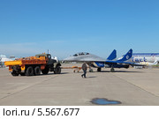 Международный авиационно-космический салон МАКС-2013. Буксировка самолета МиГ-29 ЛЛ летно-исследовательского института им. М.М.Громова. Редакционное фото, фотограф Игорь Долгов / Фотобанк Лори