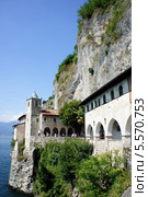 Монастырь Святой Катерины (Santa Caterina del Sasso) Лавено, Италия (2013 год). Стоковое фото, фотограф Виктор Филиппович Погонцев / Фотобанк Лори