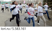 Флешмоб – 100-метровка в уггах в поддержку Олимпиады. Ростов-на-Дону (2014 год). Редакционное фото, фотограф Олег Пчелов / Фотобанк Лори