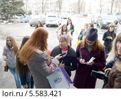 Флешмоб – 100-метровка в уггах в поддержку Олимпиады-2014. Интервью с победительницей забега. Ростов-на-Дону. Редакционное фото, фотограф Олег Пчелов / Фотобанк Лори
