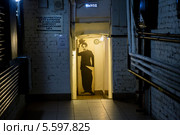 Портрет Чарли Чаплина (установлен по просьбе Любимова) на служебном входе московского театра на Таганке (2014 год). Редакционное фото, фотограф Николай Винокуров / Фотобанк Лори