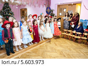 Дети поют на сцене в детском саду под руководством воспитателей (2013 год). Редакционное фото, фотограф Кекяляйнен Андрей / Фотобанк Лори