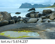 Летний вид на пляж Haukland, Норвегия, Лофотенские острова. Стоковое фото, фотограф Юрий Брыкайло / Фотобанк Лори