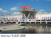 Торговый центр "Вегас" (Vegas) на Каширском шоссе около красивого декоративного пруда (2011 год). Редакционное фото, фотограф lana1501 / Фотобанк Лори