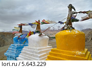 Буддийские символы, ступы и разноцветные флажки с молитвами (2012 год). Стоковое фото, фотограф Наталия Евмененко / Фотобанк Лори