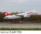Airbus A320 (бортовой HB-JLT) авиакомпании Swiss Airlines вылетает из Домодедово (2013 год). Редакционное фото, фотограф Alexei Tavix / Фотобанк Лори